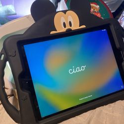 Apple ipad 5/ 9.7” 32 GB. all in perfect condition with case and cable // 119$ firm price