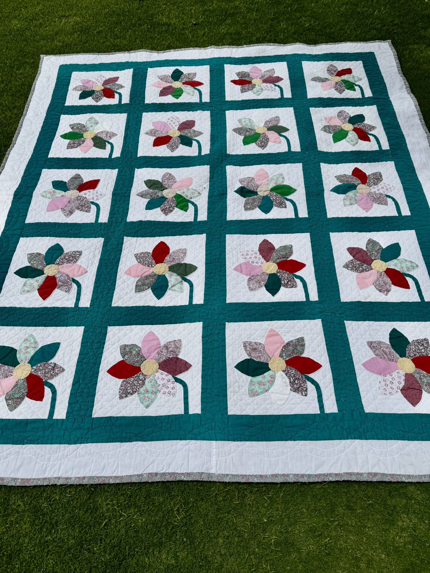 Floral Quilt Hand Quilted 7’ X 6’ Vtg Excellent Condition