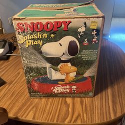 Snoopy Splash N Play . Snoopy & Woodstock Go Round And Round Spary Water