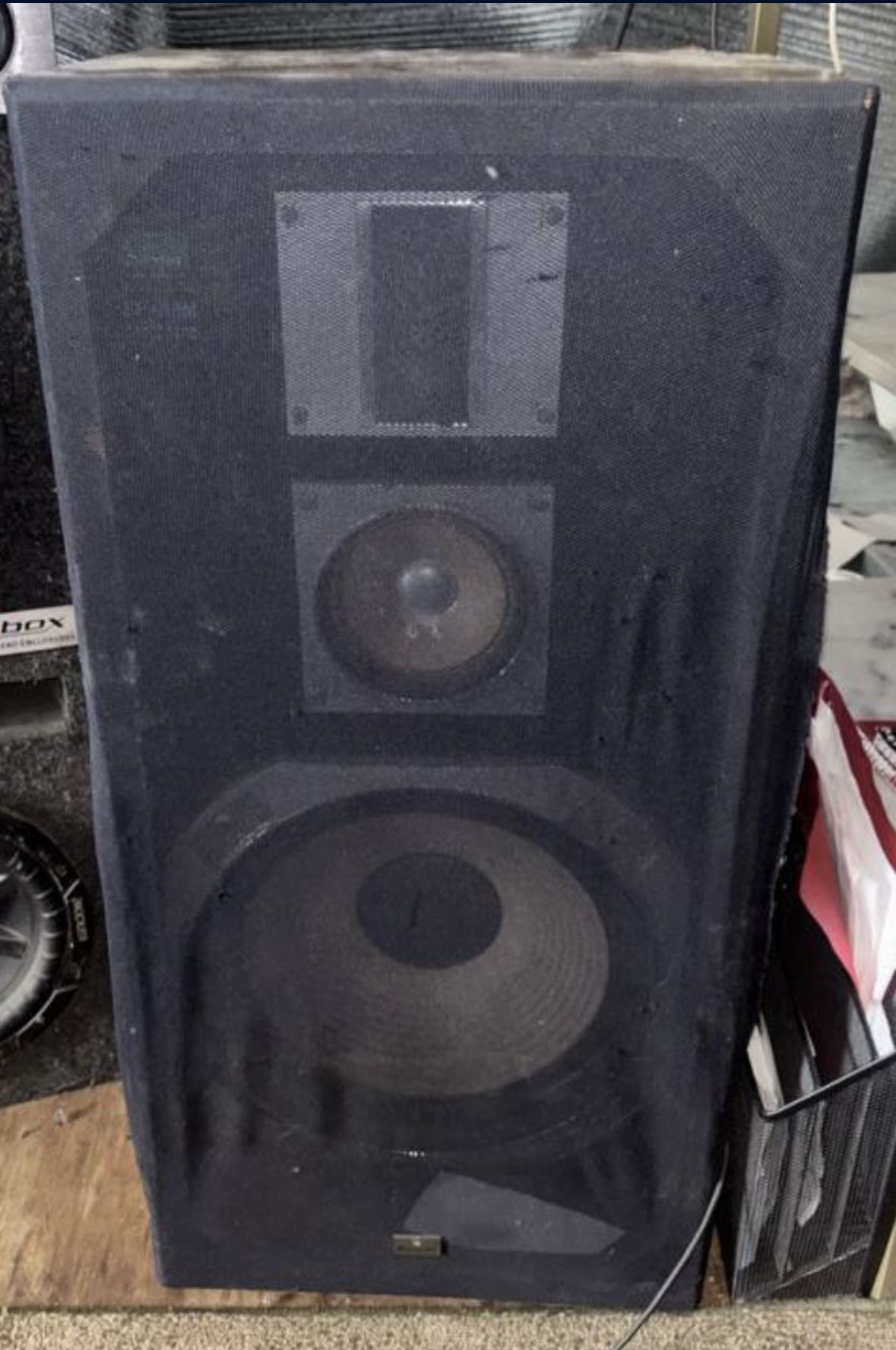 Discount Sansui SP-910M three-way, three-speaker system