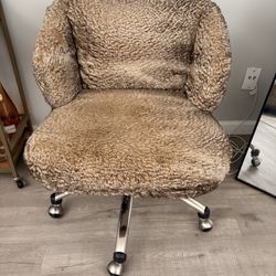 Cozy Faux Fur Swivel Office Chair – Soft & Comfortable
