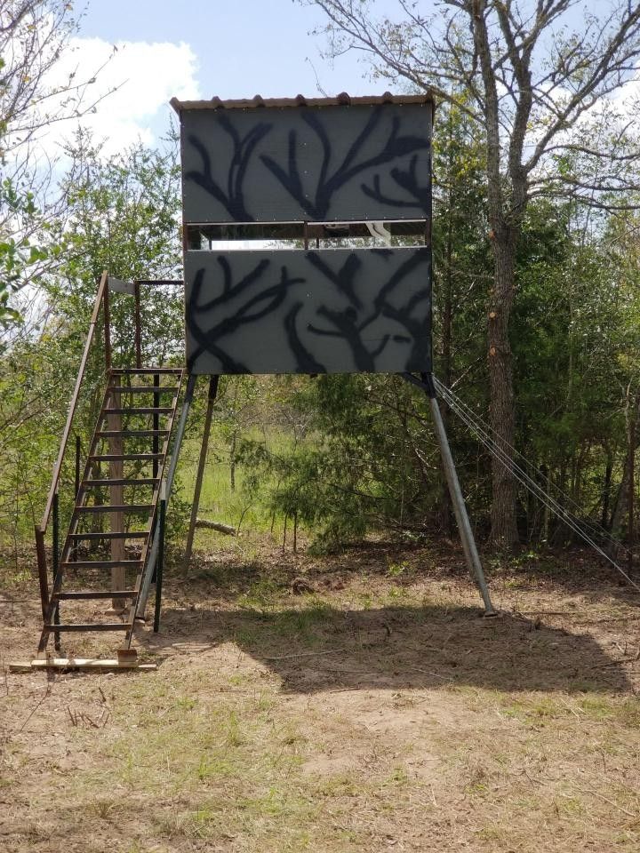 Deer stand w/deck and ladder