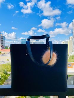 City Tote Bag 💝 Brand New H& M Black Tote Bag ! Spacious handbag in thick, grained faux leather with two handles and a zip at top. Three inner compar