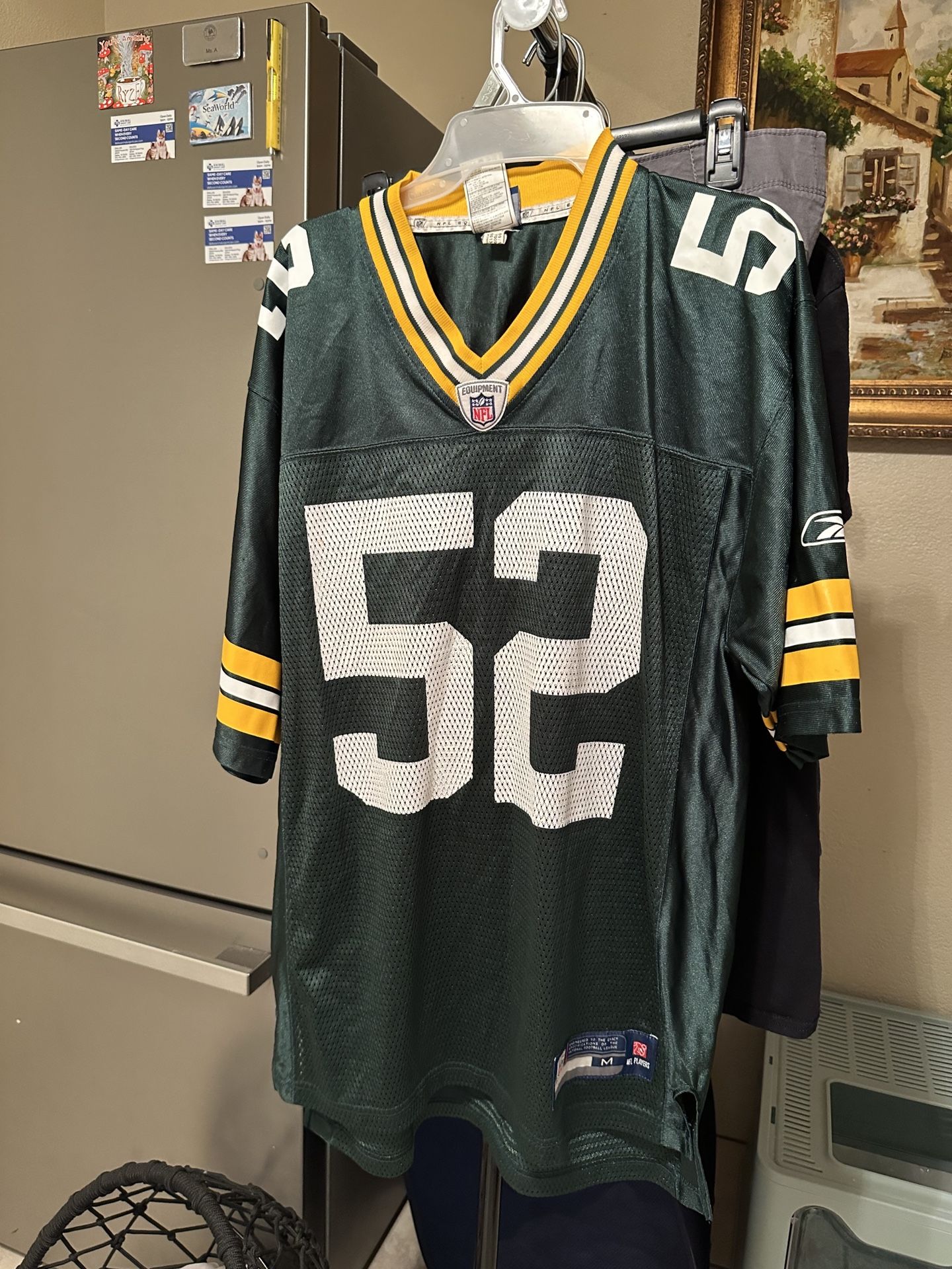 PACKERS NFL  JERSEY MEDIUM SIZE FOR MEN IN GREAT CONDITION