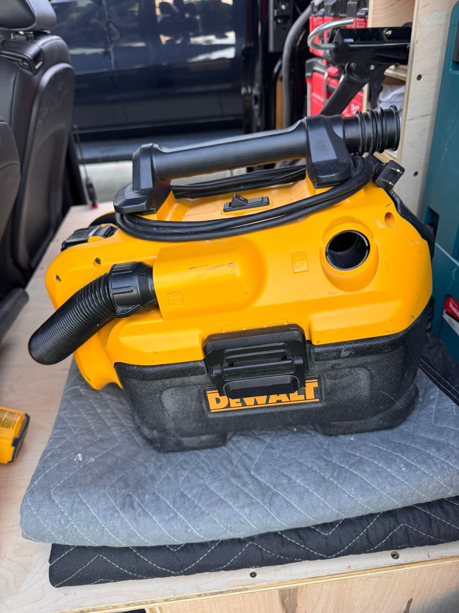 Dewalt vacuum with batteries