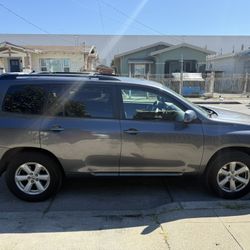 2010 TOYOTA HIGHLANDER CLEAN TITLE !!