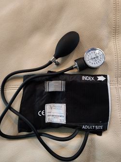 Sphygmomanometer with case