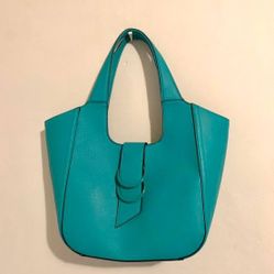 ♥️Retro teal clasp purse Super adorable and spacious with back pocket♥️