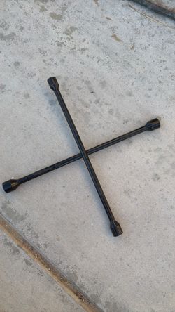 Lug nut remover,  cruceta  don’t know the name of the tool. 🤣