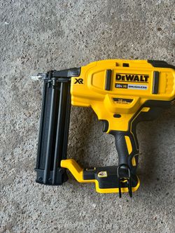 DEWALT 20V MAX XR Lithium-Ion Electric Cordless 18-Gauge Brad Nailer(Tool Only) PRECIO FIRME👉$185