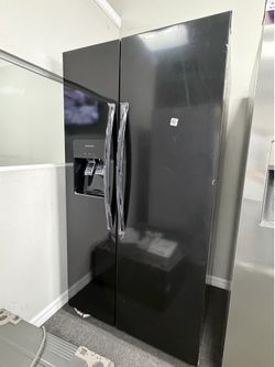 Refrigerator side by side black