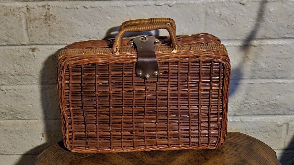 Great Vtg Picnic Basket