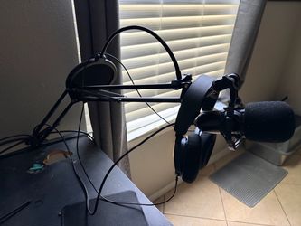 Studio microphone with headphones