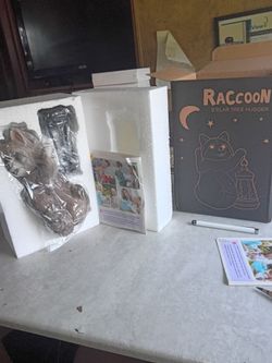 Tree hugger raccoon solar light