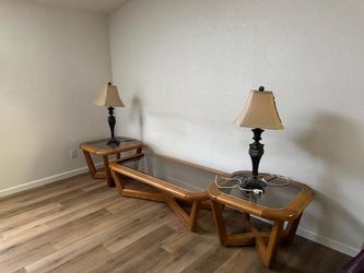 Coffee/end tables with lamps