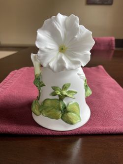 1983 Franklin Mint White Cascade Petunia Bell Vibe China By Jeanne Holgate