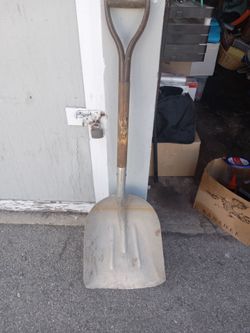Heavy duty aluminum scoop shovel