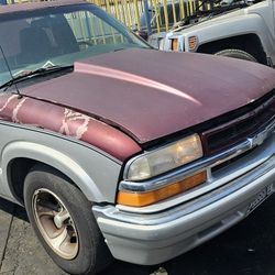 1998 Chevy S10 For Parts 