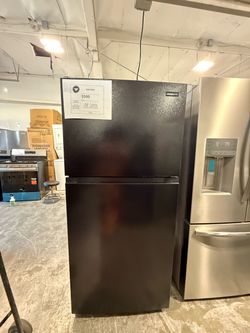 Frigidaire Top-Freezer Refrigerator Black