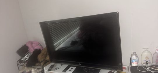 LG FLAT SCREEN TV WITH REMOTE