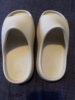 Yeezy Slide Desert Sand (GS) for Sale in Harrisburg, PA - OfferUp