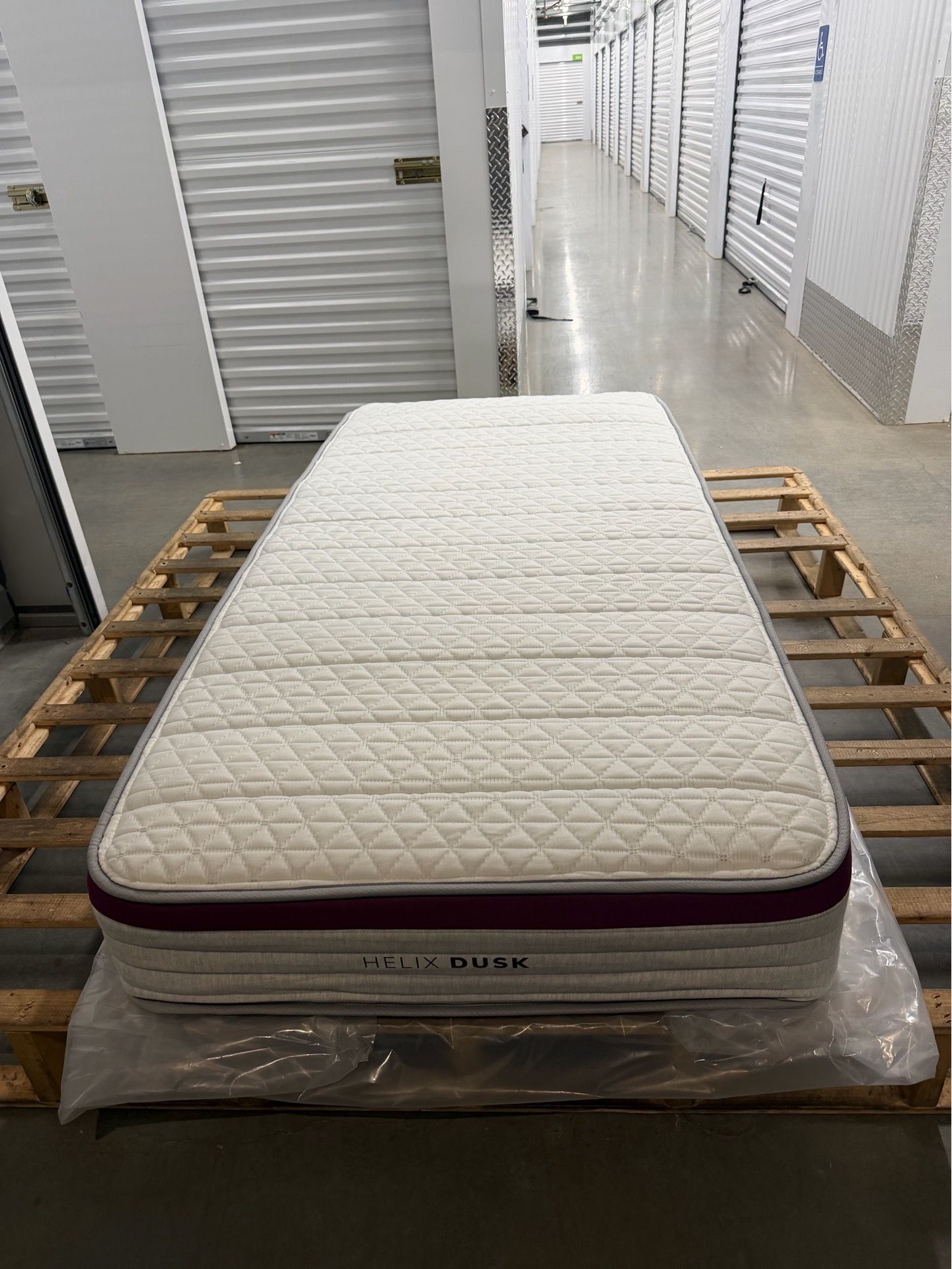 Like New Helix Dusk Hybrid Twin XL Mattress