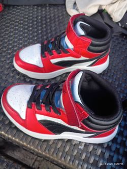 Kids puma shoes size 12 like new still