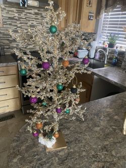 Beautiful elegant Christmas tree asking $25