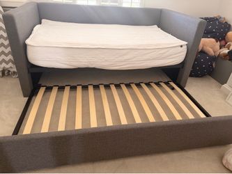 Day Bed with Tuft and Needle Mattress