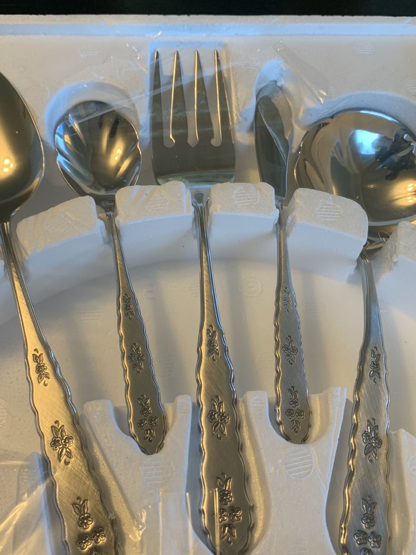 Oneida Distinction stainless steel fine dining flatware and serving set ...
