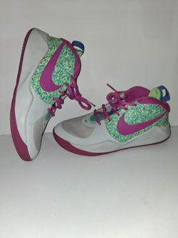 Girls NIKE TEAM HUSTLE SIZE 4Y  TENNIS SHOES