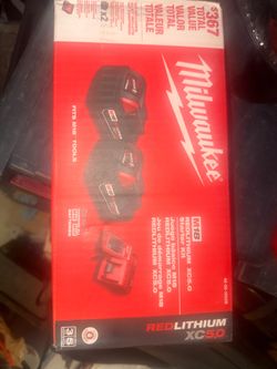 Milwaukee combo 2 batería  and charger.