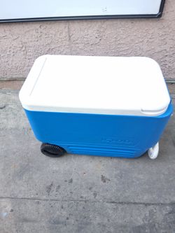 Igloo Wheeled Cooler Blue and White