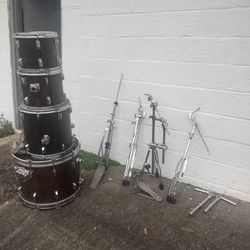 Pearl Drum set.