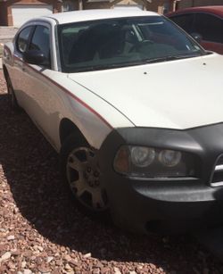 2008 Dodge Charger automático , A/c , buenas llantas . (Trae ruido en el motor)