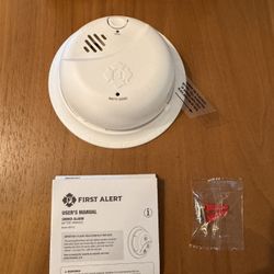 First Alert Smoke Alarm, Battery-Operated Detector with Test & Silence Button, SMI100, 1-Pack