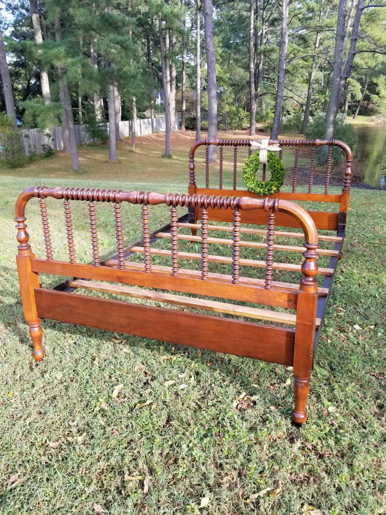 Beautiful antique Jenny Lind bed ~Full size