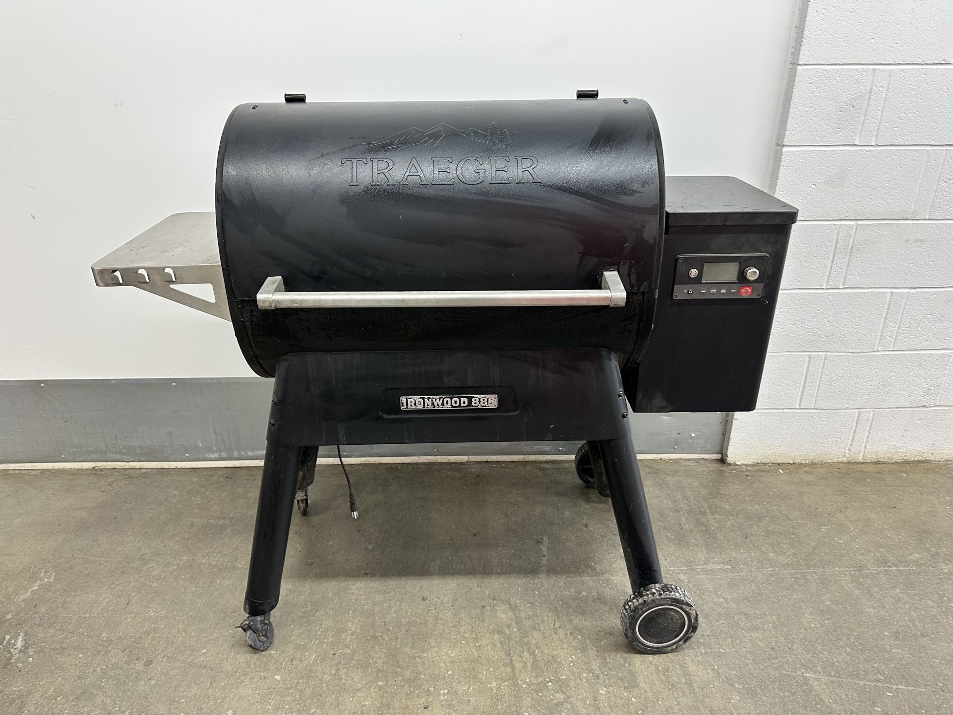 MOVING SALE – Traeger Ironwood 885 Pellet Grill – $750