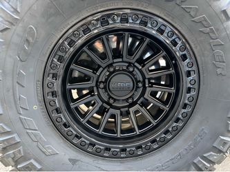 KMC 557 BLACK AND 37x12.50R17.  NITTO RIDGE GRAPLER