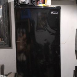 Magic Chef Mini fridge w freezer compartment
