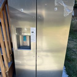 Frigidaire Gallery 25.6-cu ft Side-by-Side Refrigerator with Ice Maker, Water and Ice Dispenser