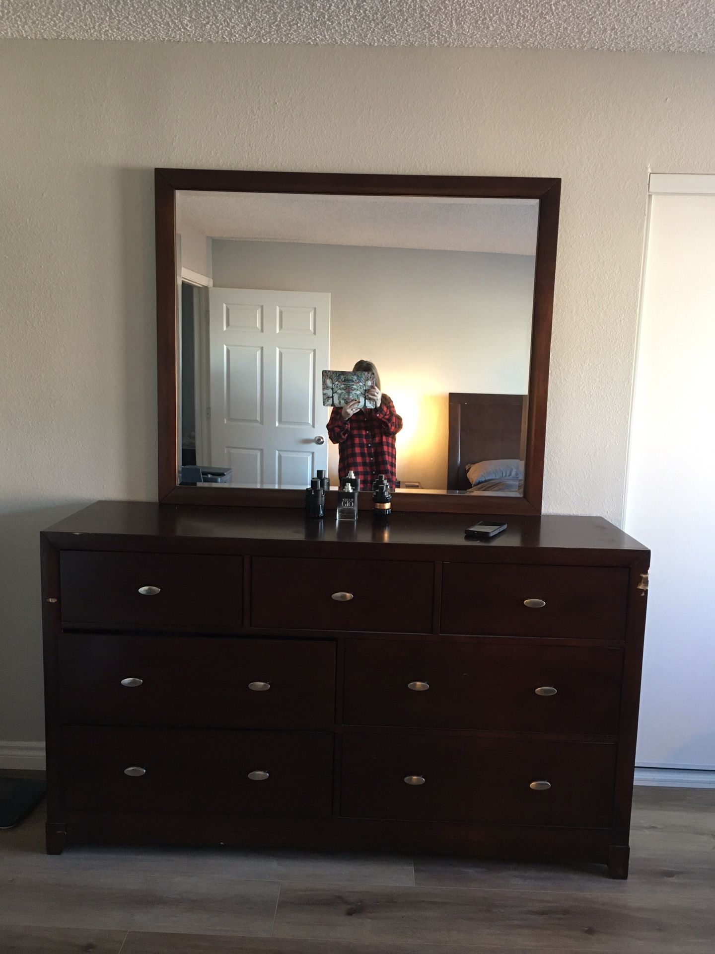 Full Bedroom Set, Dresser, Mirror, King Bed, 2 Nightstands, Side Table. (mattress Not Included)
