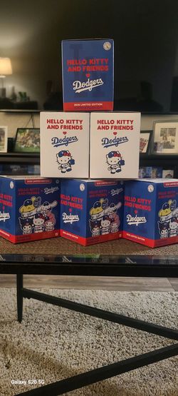 Hello Kitty x Dodgers 2026 Limited Edition Surprise Plush Clip