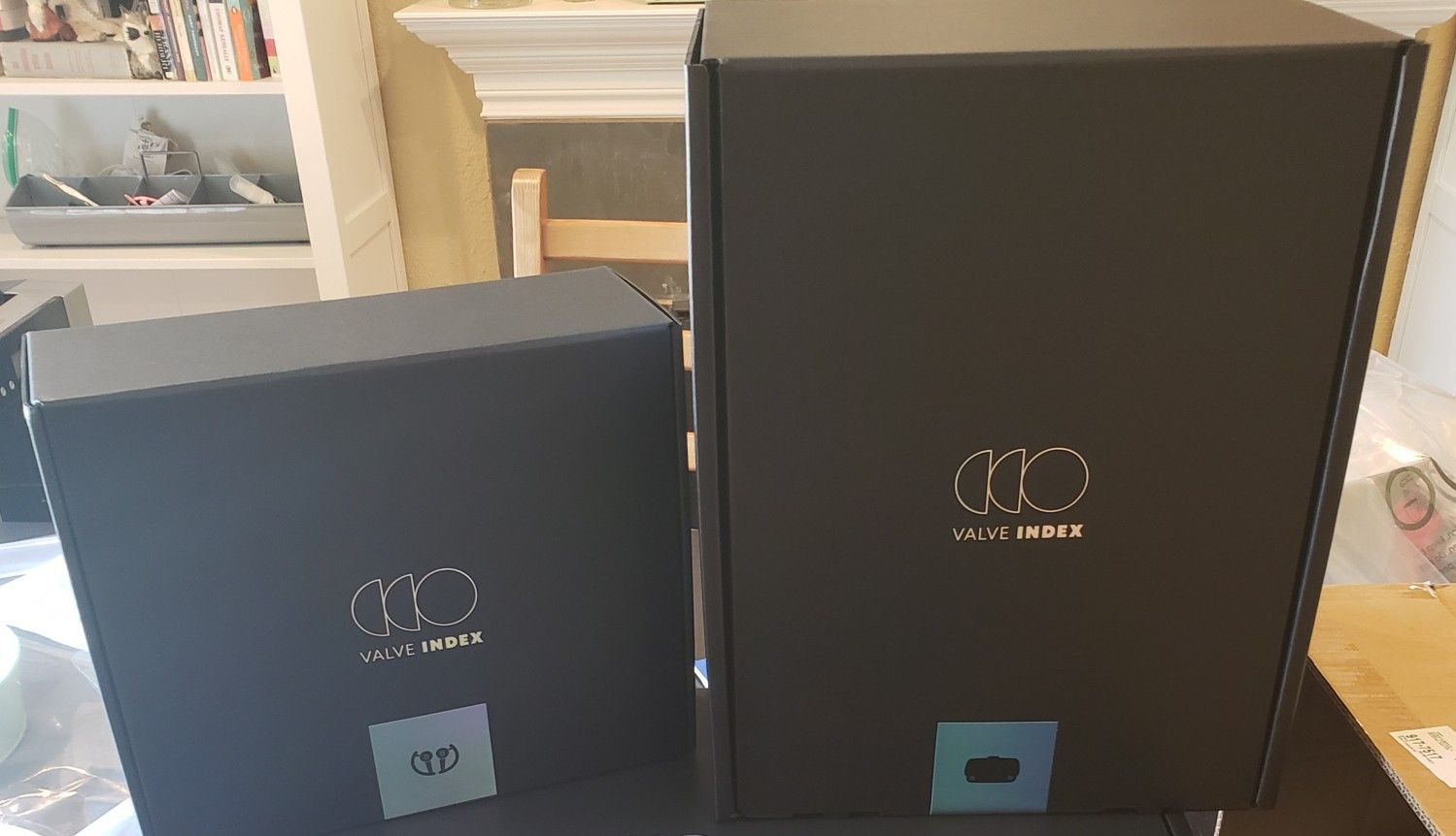 Valve Index - VR Headset and 2 Knuckles Controllers