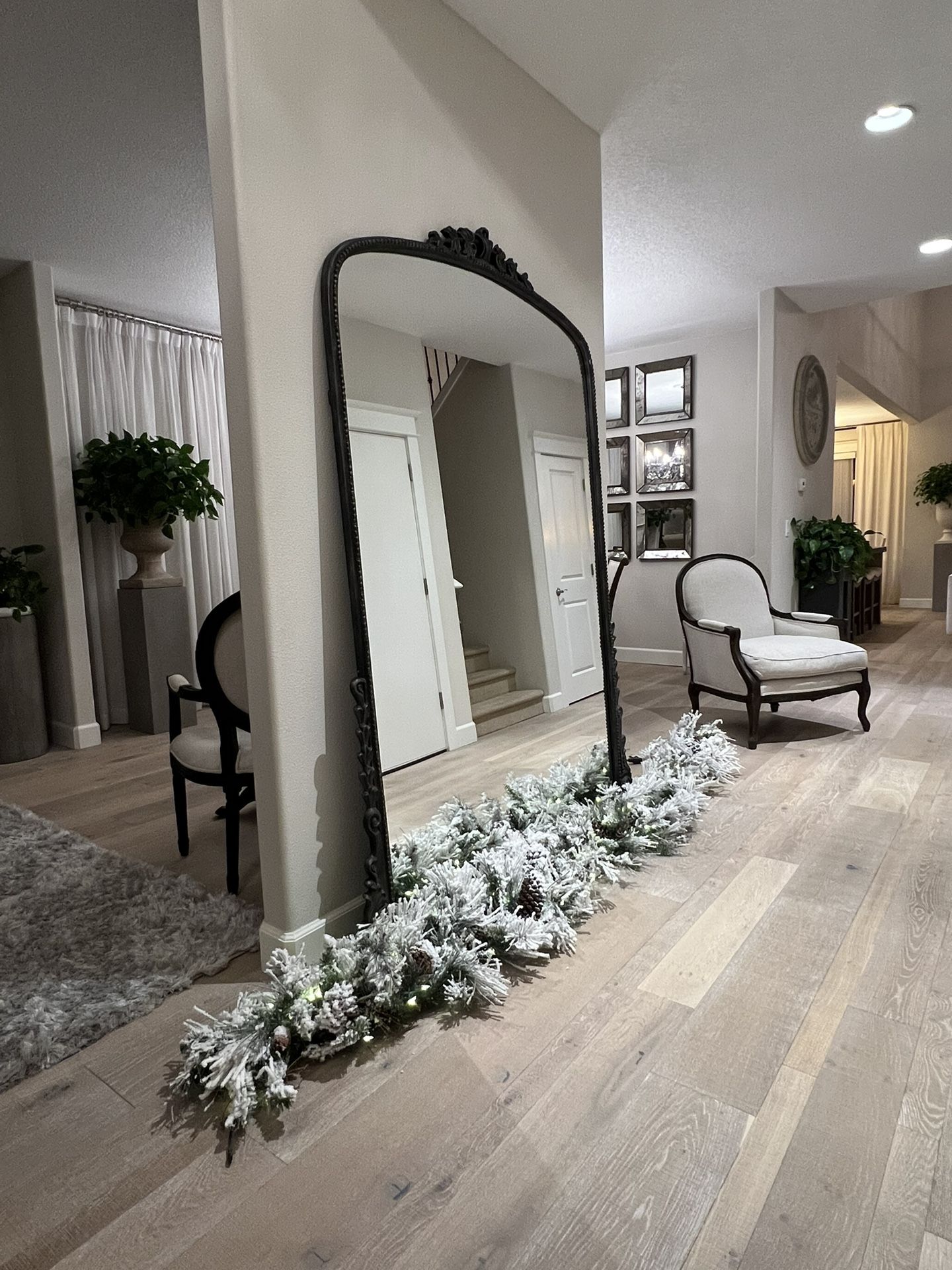 Premium quality Flocked Christmas wreath with lights and pine cones