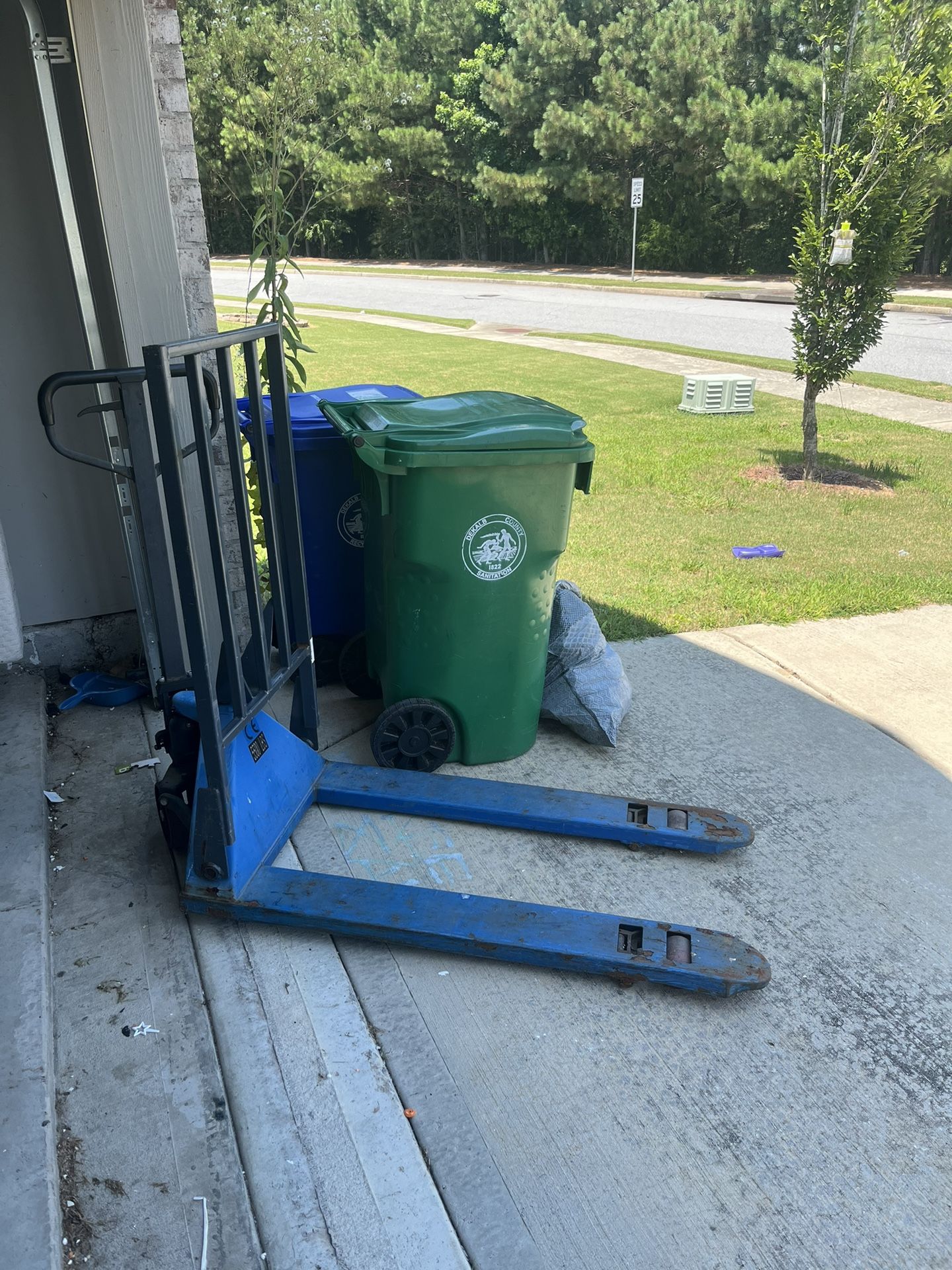 Manual Pallet Jack 5,500 lb Load Capacity For $400