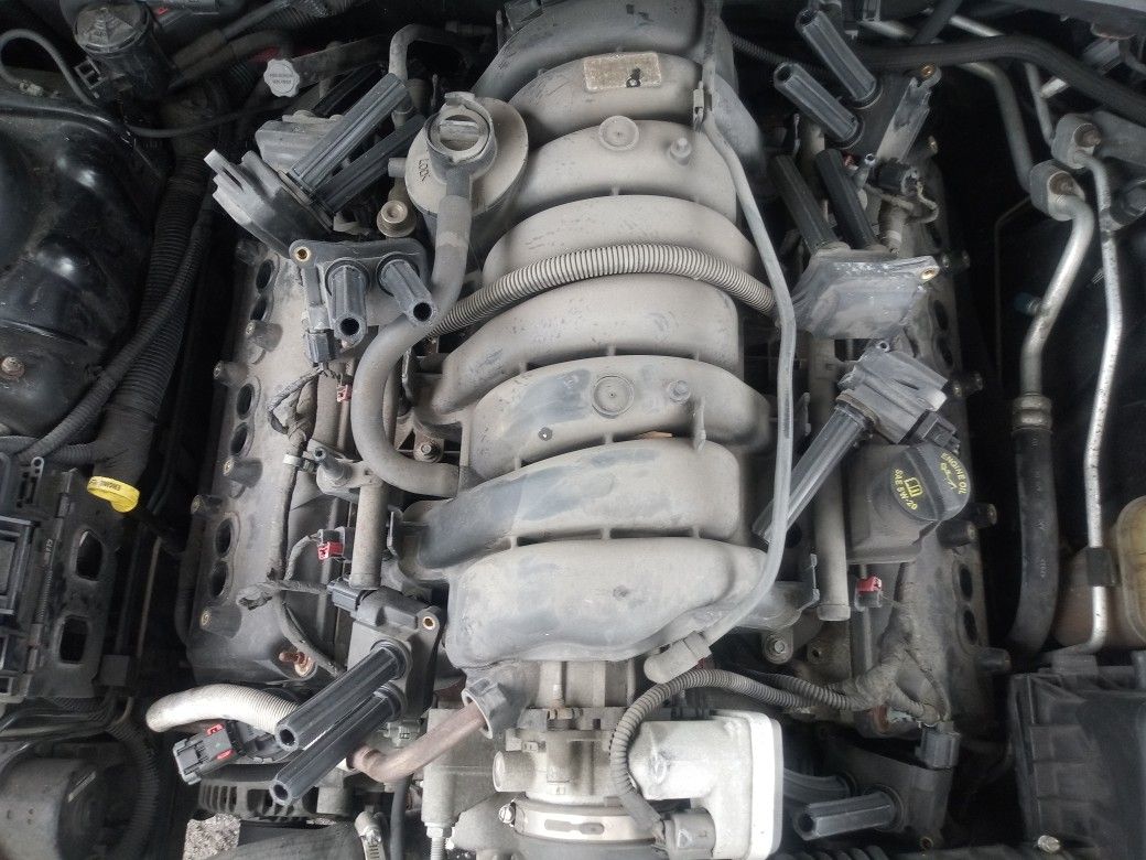 5.7 hemi engine (damaged) for parts