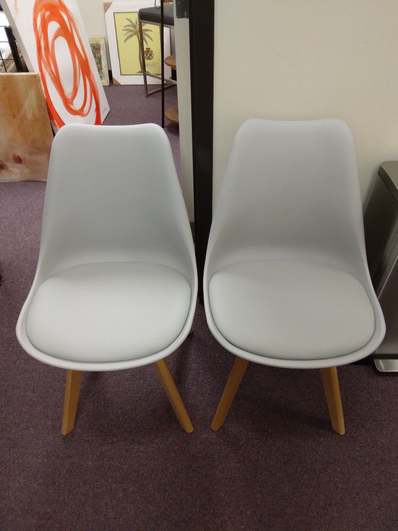 Gray Or White Set Of Chairs 