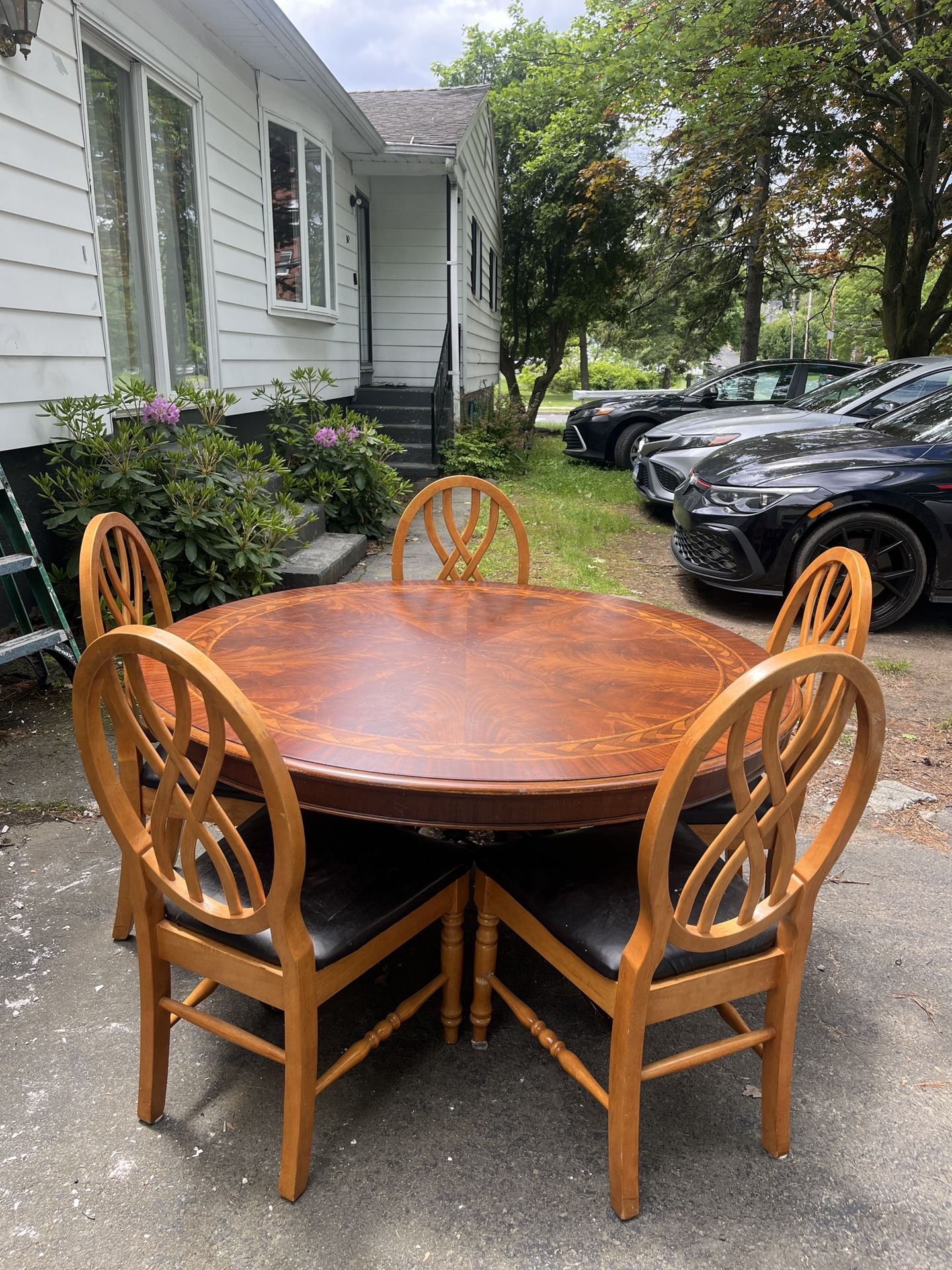 Round Dining Table And Chairs