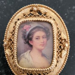 Large Gold Plated Antique Cameo Pendant/Brooch